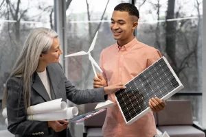 Un homme tenant un panneau solaire et une femme échange sur les différences entre chaque type de panneaux