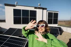 Femme devant des panneaux solaires hybrides, éblouit par le soleil