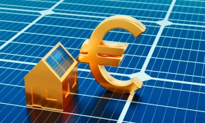 Maison et euro en or disposé sur un panneau solaire pour démontrer sa rentabilité en autoconsommation