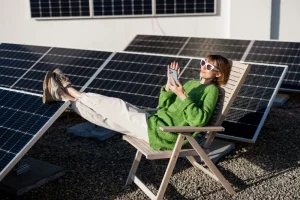 femme assise tranquillement en attendant la fin de la durée de vie de ses panneaux solaires