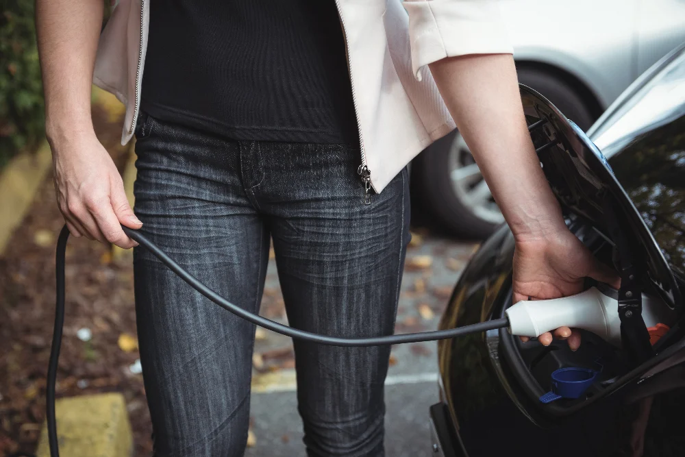 Câble électrique qui relie une voiture électrique